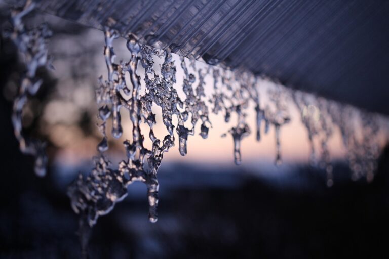 7 Best Snow Load Solutions for Country Roofs That Prevent Catastrophic Collapse